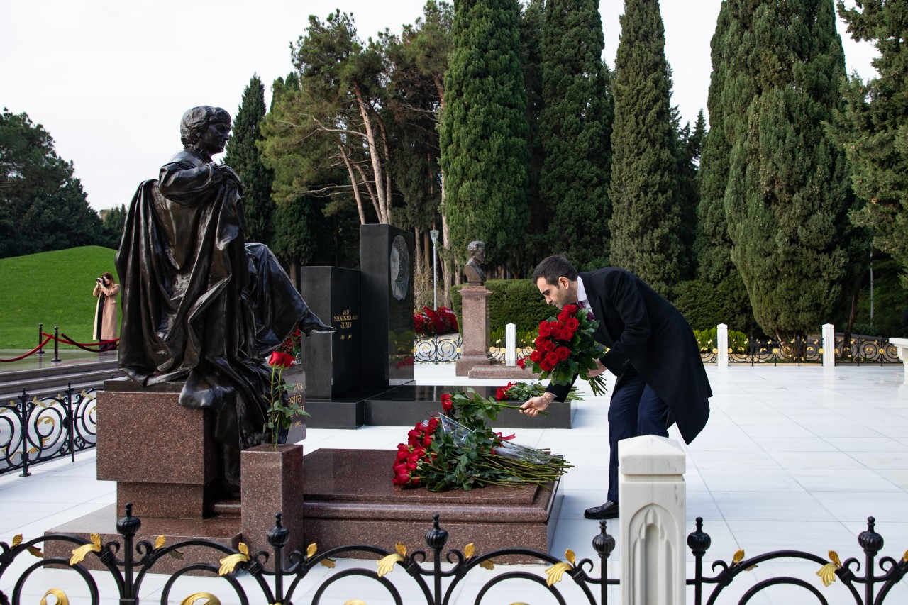“Azərsun Holdinq”in rəhbər heyəti Ulu Öndərin məzarını ziyarət edib - FOTOLAR
